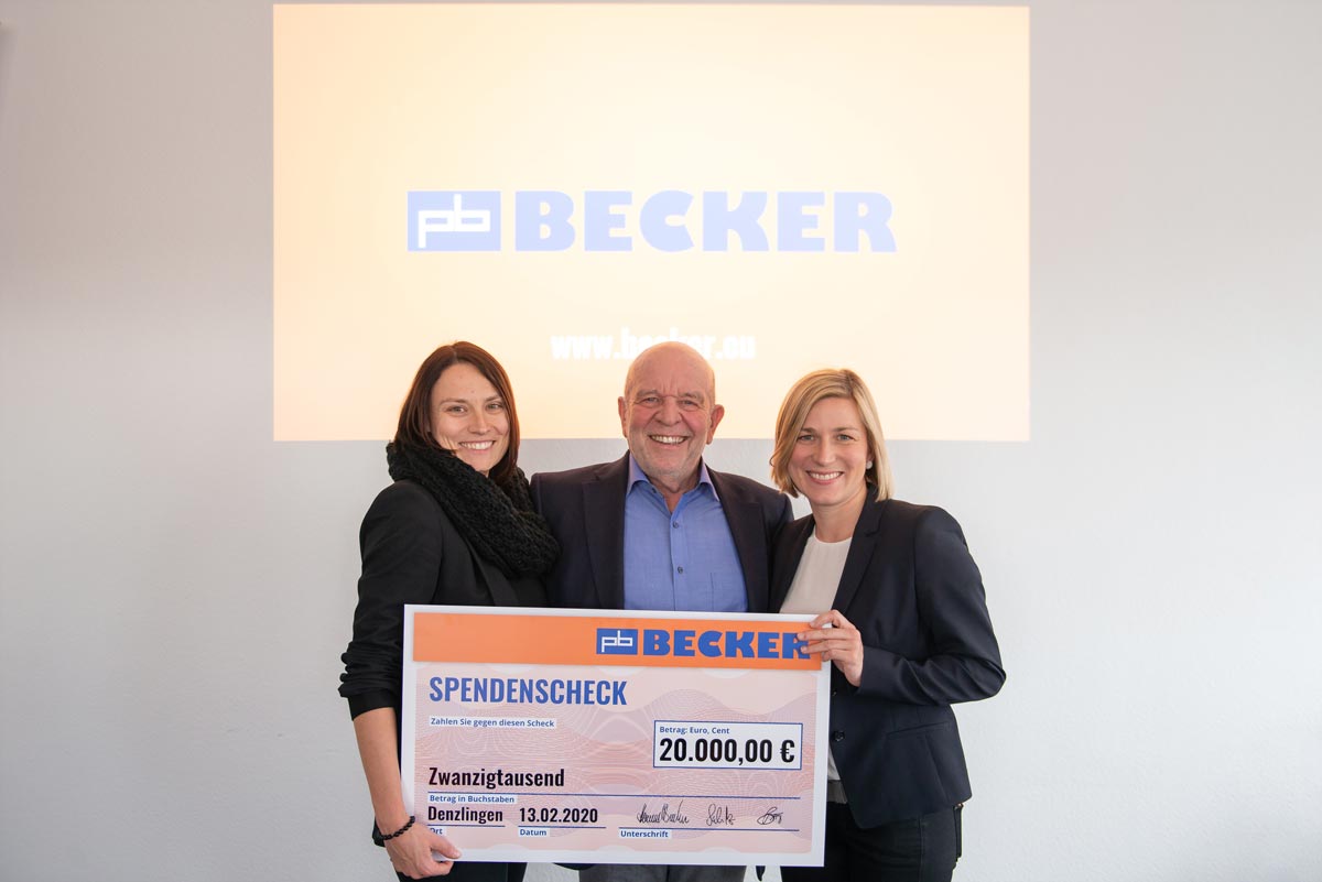 Sabrina Binz, Harald Becker und Vanessa Binz bei der Spendenübergabe 2020
