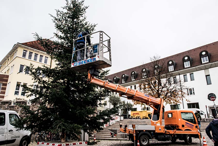Festtagsschmuck mit Arbeitsbühnen anbringen