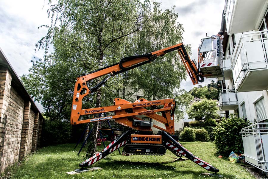 Gartenarbeit mit Arbeitsbühne im Frühling