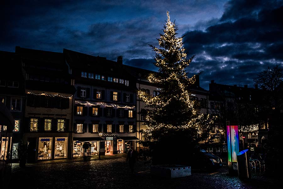 Weihnachtsbaum mit Arbeitsbühnen schmücklen Weihnachtsbaum mit Arbeitsbühnen schmücken