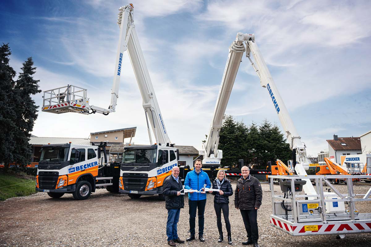 Übergabe der Arbeitsbühnen von Bronto Skylift S 56 XR und S 70 XR
